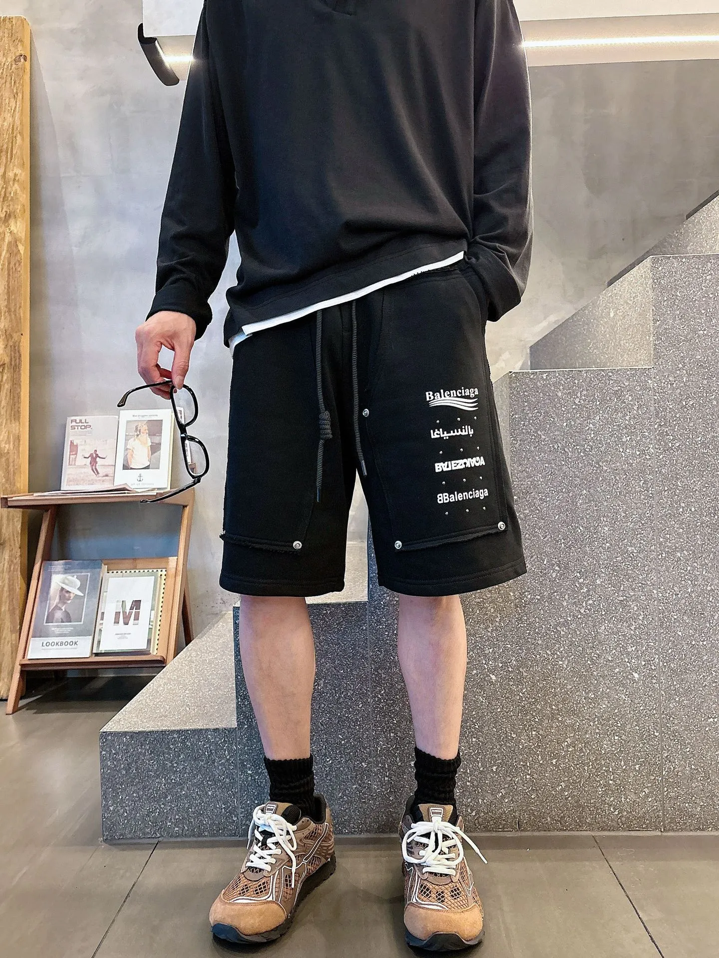 Balenciaga's three-standard complete 2026 summer New Arrival men's casual shorts, advanced custom-made Breathable fabric, Breathable fabric, extremely stretchy and comfortable, impeccable details, top-grade accessories, original logo design concept, delicate and soft feel! The upper body fit is awesome! Size: M-XXXL Please state your height and weight when ordering